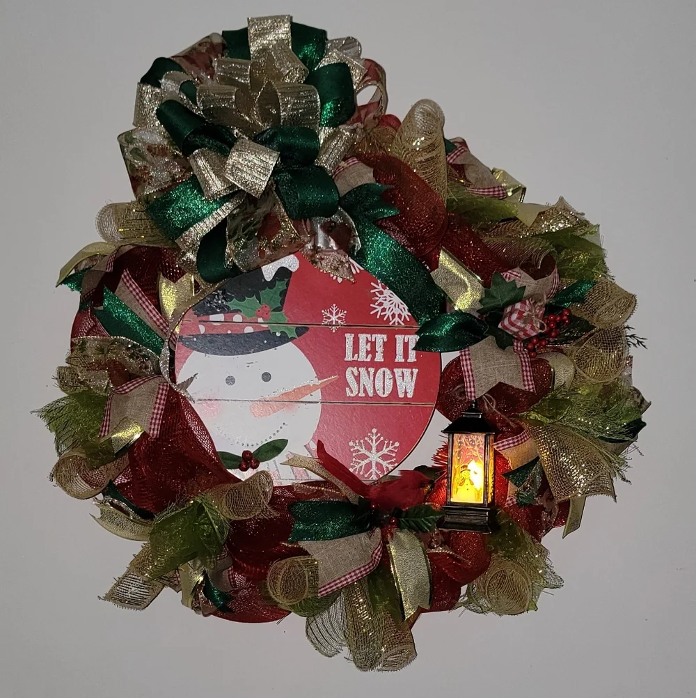 Festive Holiday Wreath with Snowman Design